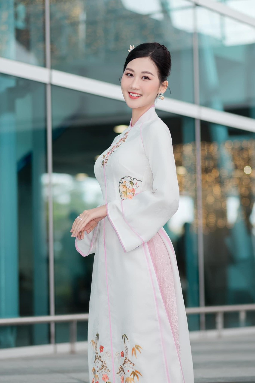 Võ Lê Quế Anh là một trong những thí sinh nổi bật tại cuộc thi Miss Grand Vietnam năm nay. Cô nàng sinh năm 2001, quê Quảng Nam, cao 1,72m, đã tốt nghiệp ngành Ngôn ngữ và Văn hoá Hàn Quốc (ĐH Huế), hiện hoạt động nghệ thuật tự do. Trước khi trở thành tân hoa hậu Hòa bình Việt Nam, Quế Anh từng đạt danh hiệu Á khôi ĐH Huế 2020, lọt top 40 Hoa hậu Việt Nam 2020 và Á hậu 1 Du lịch Đà Nẵng 2022.