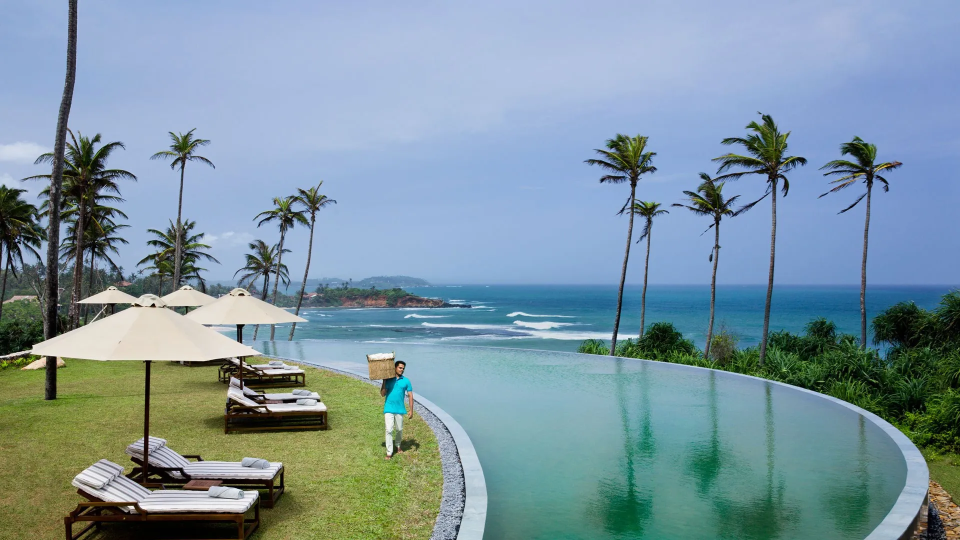 Weligama, Sri Lanka  Tín dụng: Weligama Bay Marriott Resort & Spa 2/6   Bạn có biết rằng Sri Lanka cũng là một trong những nơi tuyệt vời nhất để khám phá nếu bạn đang có kế hoạch lướt sóng hoặc thậm chí lặn biển không? Trên thực tế, tại Weligama, có nghĩa là Ngôi làng cát, địa điểm này cũng đã tạo dựng được tên tuổi cho mình nhờ di sản, văn hóa và lịch sử trà phong phú.   Nếu bạn quan tâm đến điều sau, bạn cũng có thể đắm mình vào trải nghiệm trực tiếp độc đáo tại Weligama Bay Marriott Resort & Spa, nơi bạn sẽ tìm hiểu thêm về quá trình sản xuất trà. Là một phần của trải nghiệm, bạn cũng sẽ được tham dự buổi hái trà trắng, nơi bạn sẽ được khám phá cách pha tách trà Ceylon yêu thích của mình.