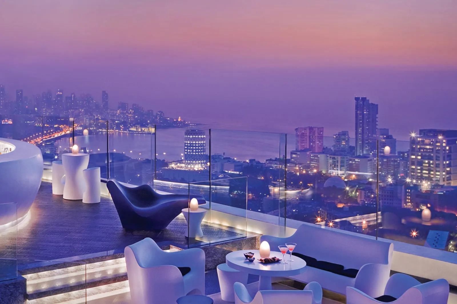 Mumbai, Ấn Độ  Tín dụng: Khách sạn St. Regis Mumbai 5/6   Những con phố nhộn nhịp của Mumbai tràn ngập nghệ thuật ở mọi ngóc ngách. Từ những bức tranh tường sống động của Bandra đến các tác phẩm đương đại tại Phòng trưng bày nghệ thuật Jehangir mang tính biểu tượng, mỗi tác phẩm đều phản ánh tâm hồn và bức tranh văn hóa phong phú của thành phố. Để hiểu rõ hơn về bối cảnh nghệ thuật của Ấn Độ, bạn cũng có thể đăng ký tham quan tại The St. Regis Mumbai, nơi tự hào có bộ sưu tập riêng gồm hơn 100 tác phẩm, bao gồm một bức tranh tường lấy cảm hứng từ phong cách Art Deco của thành phố do nghệ sĩ từng đoạt giải thưởng GR Iranna thực hiện. 