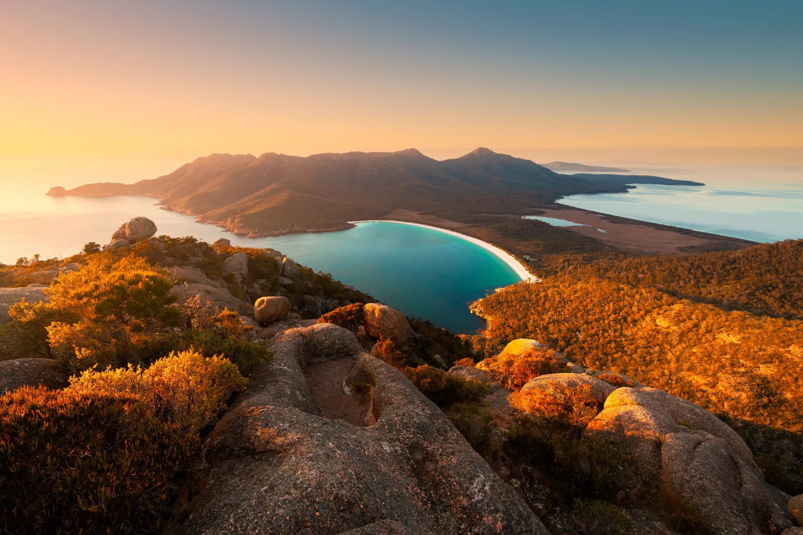 Nằm ở mũi cực nam của Úc, Tasmania là một địa điểm ngoạn mục tự hào có một số cảnh quan thiên nhiên đẹp nhất thế giới. Về ẩm thực, tiểu bang đảo nhỏ này cũng có một loạt các cuộc phiêu lưu ẩm thực đáng mơ ước, trải dài hàng dặm từ đồng cỏ đến đĩa ăn, từ trang trại đến bàn ăn và từ bình dân đến món ăn. 