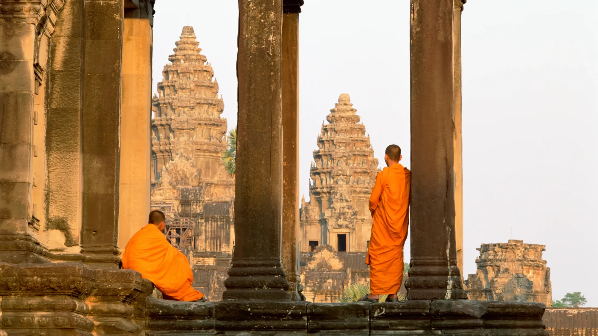 Siem Reap, Campuchia  Nguồn: Getty Images 3/6   Khi ở Campuchia, bạn phải ghé thăm Angkor Wat mang tính biểu tượng. Được biết đến là một trong những di tích hoành tráng nhất của Châu Á, địa điểm này lưu giữ nhiều giá trị văn hóa, tôn giáo và biểu tượng, chưa kể đến ý nghĩa kiến ​​trúc, khảo cổ và nghệ thuật cao.  Cách tốt nhất để khám phá mê cung cổ xưa của các tòa nhà bằng đá phức tạp là thông qua tour xe đạp, giúp bạn đến gần hơn với những tác phẩm chạm khắc tinh xảo và kiến ​​trúc khiêm nhường đã vượt qua thử thách của thời gian.