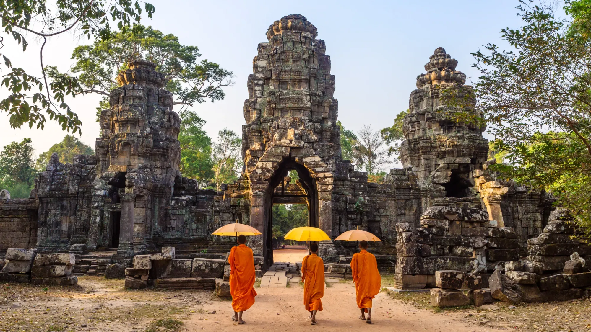 Siem Reap, Campuchia  Nguồn: Getty Images 3/6   Khi ở Campuchia, bạn phải ghé thăm Angkor Wat mang tính biểu tượng. Được biết đến là một trong những di tích hoành tráng nhất của Châu Á, địa điểm này lưu giữ nhiều giá trị văn hóa, tôn giáo và biểu tượng, chưa kể đến ý nghĩa kiến ​​trúc, khảo cổ và nghệ thuật cao.  Cách tốt nhất để khám phá mê cung cổ xưa của các tòa nhà bằng đá phức tạp là thông qua tour xe đạp, giúp bạn đến gần hơn với những tác phẩm chạm khắc tinh xảo và kiến ​​trúc khiêm nhường đã vượt qua thử thách của thời gian.