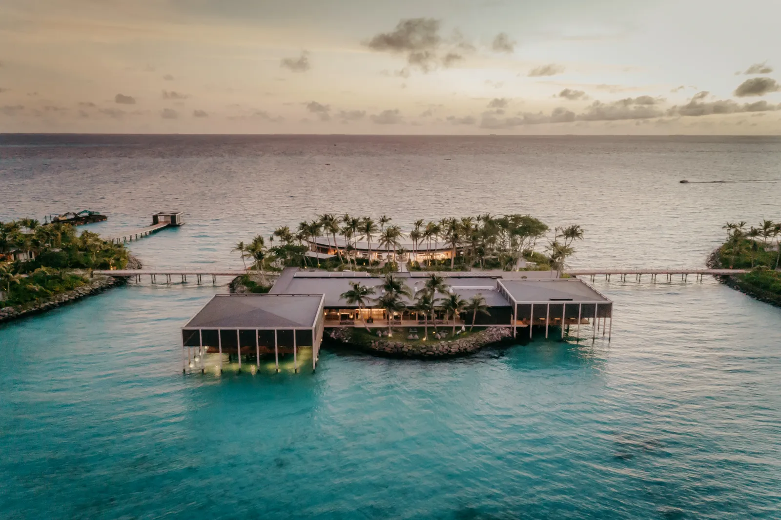  Quần đảo Fari, Maldives  Tín dụng: The Ritz-Carlton Maldives 6/6   Bạn đang tìm kiếm một nơi nghỉ ngơi nhanh chóng? Không cần tìm đâu xa, hãy đến Quần đảo Fari ở Maldives.  Bên cạnh làn nước trong vắt, bãi biển cát trắng nguyên sơ và thảm thực vật xanh tươi, Maldives còn là nơi sinh sống của hệ sinh thái động thực vật độc đáo của khu vực. Tại đây, bạn có thể đắm mình vào những trải nghiệm khác nhau như lặn biển, tham quan các trung tâm phục hồi chức năng cho loài rùa biển Seven Hawksbill đang bị đe dọa nghiêm trọng, tham gia các chuyến tham quan giáo dục và nhiều hoạt động khác. 