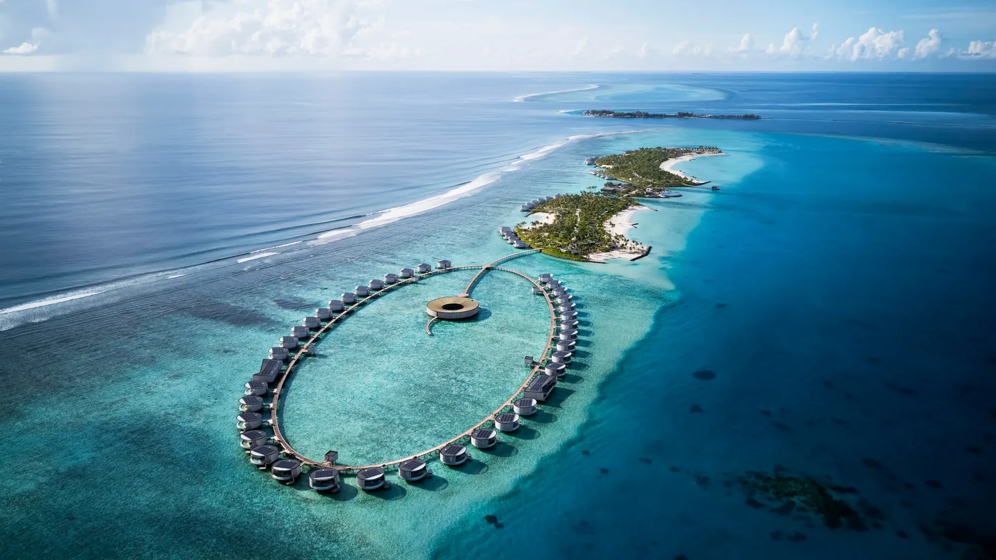  Quần đảo Fari, Maldives  Tín dụng: The Ritz-Carlton Maldives 6/6   Bạn đang tìm kiếm một nơi nghỉ ngơi nhanh chóng? Không cần tìm đâu xa, hãy đến Quần đảo Fari ở Maldives.  Bên cạnh làn nước trong vắt, bãi biển cát trắng nguyên sơ và thảm thực vật xanh tươi, Maldives còn là nơi sinh sống của hệ sinh thái động thực vật độc đáo của khu vực. Tại đây, bạn có thể đắm mình vào những trải nghiệm khác nhau như lặn biển, tham quan các trung tâm phục hồi chức năng cho loài rùa biển Seven Hawksbill đang bị đe dọa nghiêm trọng, tham gia các chuyến tham quan giáo dục và nhiều hoạt động khác. 