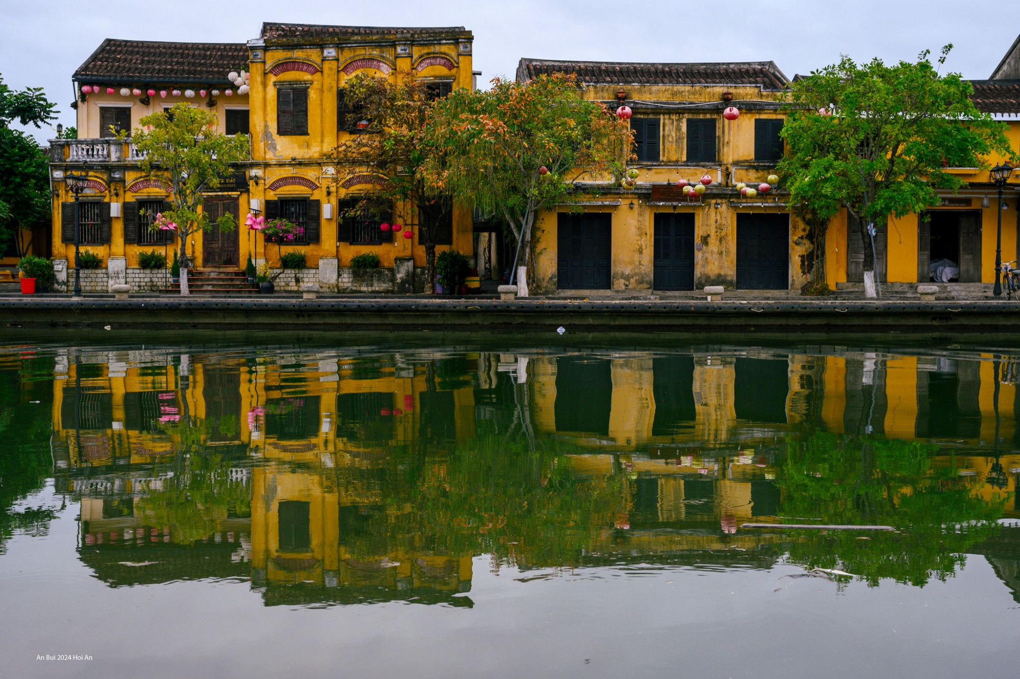 Có điều gì đó ở Việt Nam khiến nhiều người Singapore chúng tôi muốn quay lại nhiều lần nữa. Và đối với những nơi như Hội An, nơi cách xa những con phố nhộn nhịp và những tòa nhà chọc trời cao chót vót, du khách có thể mong đợi những địa điểm như những con phố quyến rũ của Phố cổ sẽ đưa bạn đến một kỷ nguyên khác.