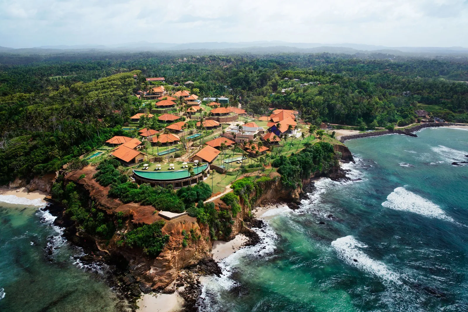 Weligama, Sri Lanka  Tín dụng: Weligama Bay Marriott Resort & Spa 2/6   Bạn có biết rằng Sri Lanka cũng là một trong những nơi tuyệt vời nhất để khám phá nếu bạn đang có kế hoạch lướt sóng hoặc thậm chí lặn biển không? Trên thực tế, tại Weligama, có nghĩa là Ngôi làng cát, địa điểm này cũng đã tạo dựng được tên tuổi cho mình nhờ di sản, văn hóa và lịch sử trà phong phú.   Nếu bạn quan tâm đến điều sau, bạn cũng có thể đắm mình vào trải nghiệm trực tiếp độc đáo tại Weligama Bay Marriott Resort & Spa, nơi bạn sẽ tìm hiểu thêm về quá trình sản xuất trà. Là một phần của trải nghiệm, bạn cũng sẽ được tham dự buổi hái trà trắng, nơi bạn sẽ được khám phá cách pha tách trà Ceylon yêu thích của mình.