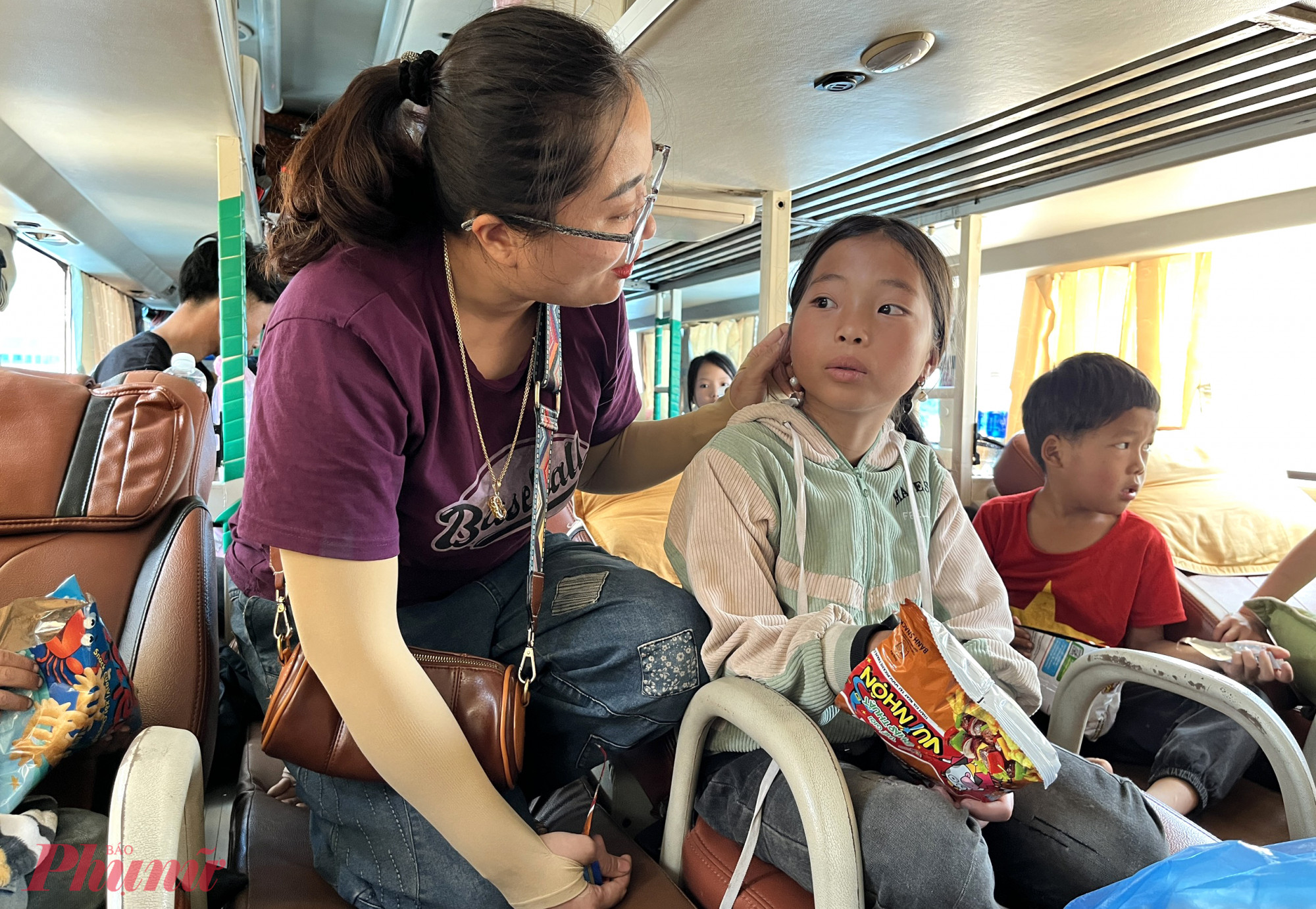 Nghỉ hè, nhiều học sinh vùng cao Nghệ An thường được gửi xe khách vào miền Nam thăm cha mẹ - Ảnh: Phan Ngọc