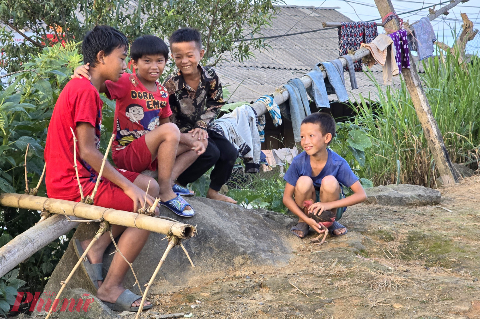 hông có đồ chơi, nhiều trẻ em ở xã Na Ngoi chơi với bãi cát hoặc biến gà thành thú cưng - Ảnh: Phan Ngọc