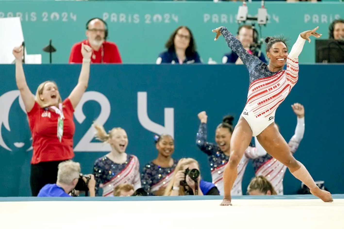 Simone Biles kết thúc bài biểu diễn giữa tiếng hò reo của khán giả tại vòng chung kết  đồng đội thể dục nghệ thuật nữ ở Olympic Paris 2024, Pháp - Nguồn ảnh: AP