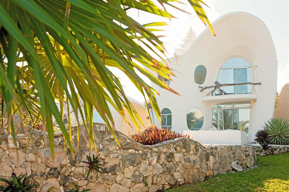 Nhà vỏ ốc xà cừ, Isla Soones, Mexico Có một truyền thuyết địa phương rằng Casa Caracol, tên gọi của ngôi nhà kỳ quặc này, đã trôi dạt vào bờ và chứa đủ thịt ốc để nuôi sống cả hòn đảo. Vỏ sò ban đầu, gồm phòng ngủ chính và phòng tắm ở tầng trên, phòng khách, bếp và phòng tắm nửa ở tầng dưới, được xây dựng bởi kiến ​​trúc sư nghệ sĩ người Mexico Eduardo Ocampo vào năm 2001. Vỏ sò thứ hai và thứ ba sau đó được thêm vào, và ngày nay ngôi nhà được trang trí bằng đầu giường, vòi sen và bồn rửa có vỏ sò, nơi nước chảy qua các vòi vỏ sò.