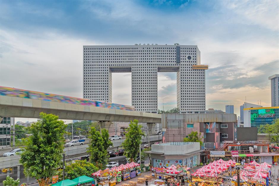 Tháp Voi, Bangkok, Thái Lan Voi là một khía cạnh quan trọng của văn hóa Thái Lan, và tòa nhà cao tầng Elephant hay Chang Building không thể bỏ qua ở trung tâm thành phố Bangkok là một ví dụ tuyệt vời về kiến ​​trúc lấy cảm hứng từ voi. Cấu trúc này là đứa con tinh thần của ông trùm bất động sản và kỹ sư Arun Chaisaree và kiến ​​trúc sư Ong-ard Satrabhandhu. Nó được chia thành bảy phần và bao gồm các ban công nhiều tầng nơi có tai của loài vật này và 20 tầng phòng kính khói tạo nên phần đuôi.