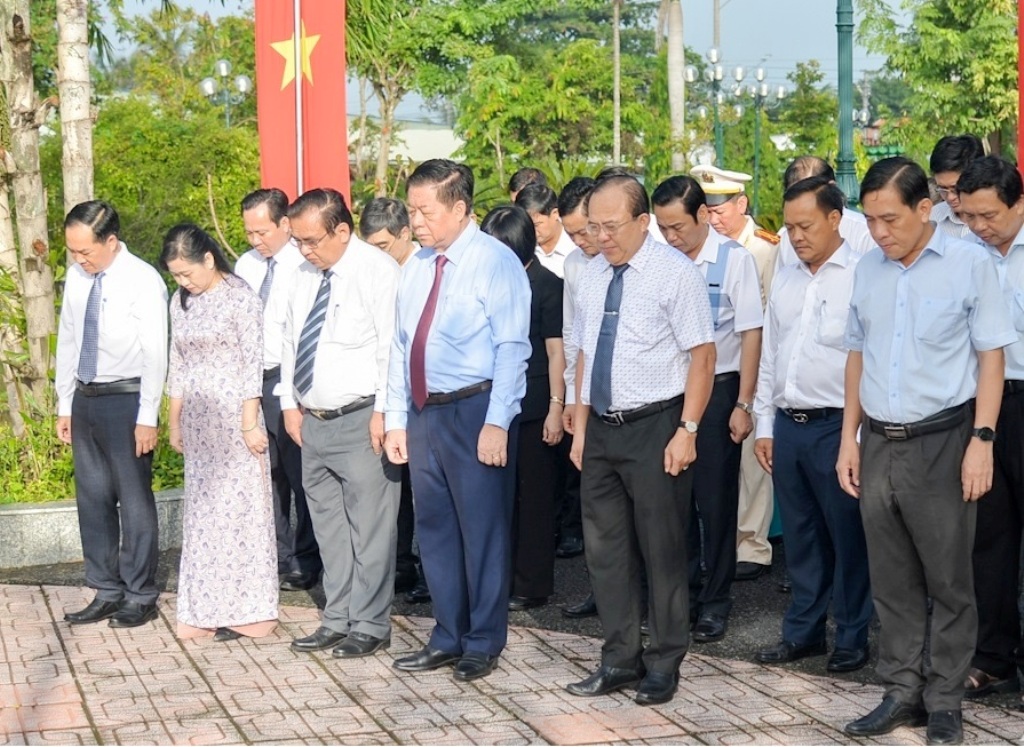 Trưởng Ban Tuyên giáo Trung ương Nguyễn Trọng Nghĩa cùng đoàn công tác dâng hương, viếng các Anh hùng liệt sĩ tại Nghĩa trang Liệt sĩ Gò Công - Ảnh: T.G.