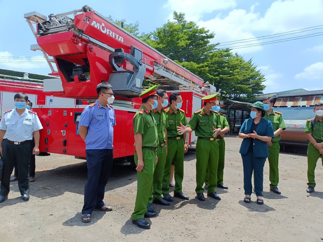 Lãnh đạo UBND tỉnh cùng lãnh đạo Công an tỉnh Bình Phước tại hiện trường.