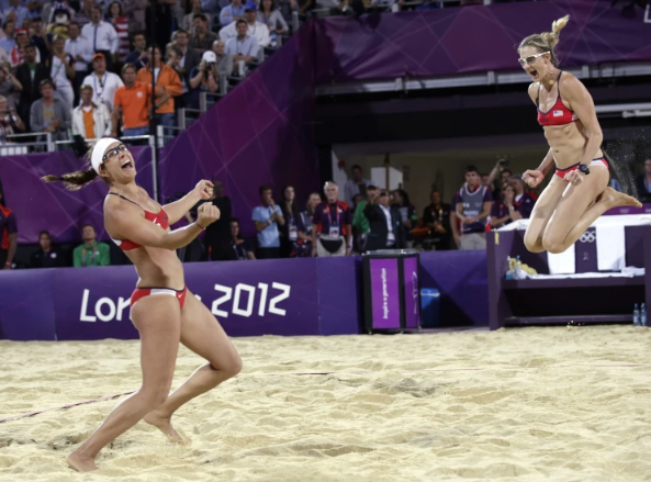  May Treanor, bên trái, và Kerri Walsh Jennings ăn mừng chiến thắng trước April Ross và Jennifer Kessy trong trận tranh Huy chương Vàng bóng chuyền bãi biển nữ giữa hai đội tuyển Hoa Kỳ tại Thế vận hội Mùa hè 2012, thứ Tư, ngày 8 tháng 8 năm 2012, tại London. (Ảnh AP/Dave Martin, Tập tin)