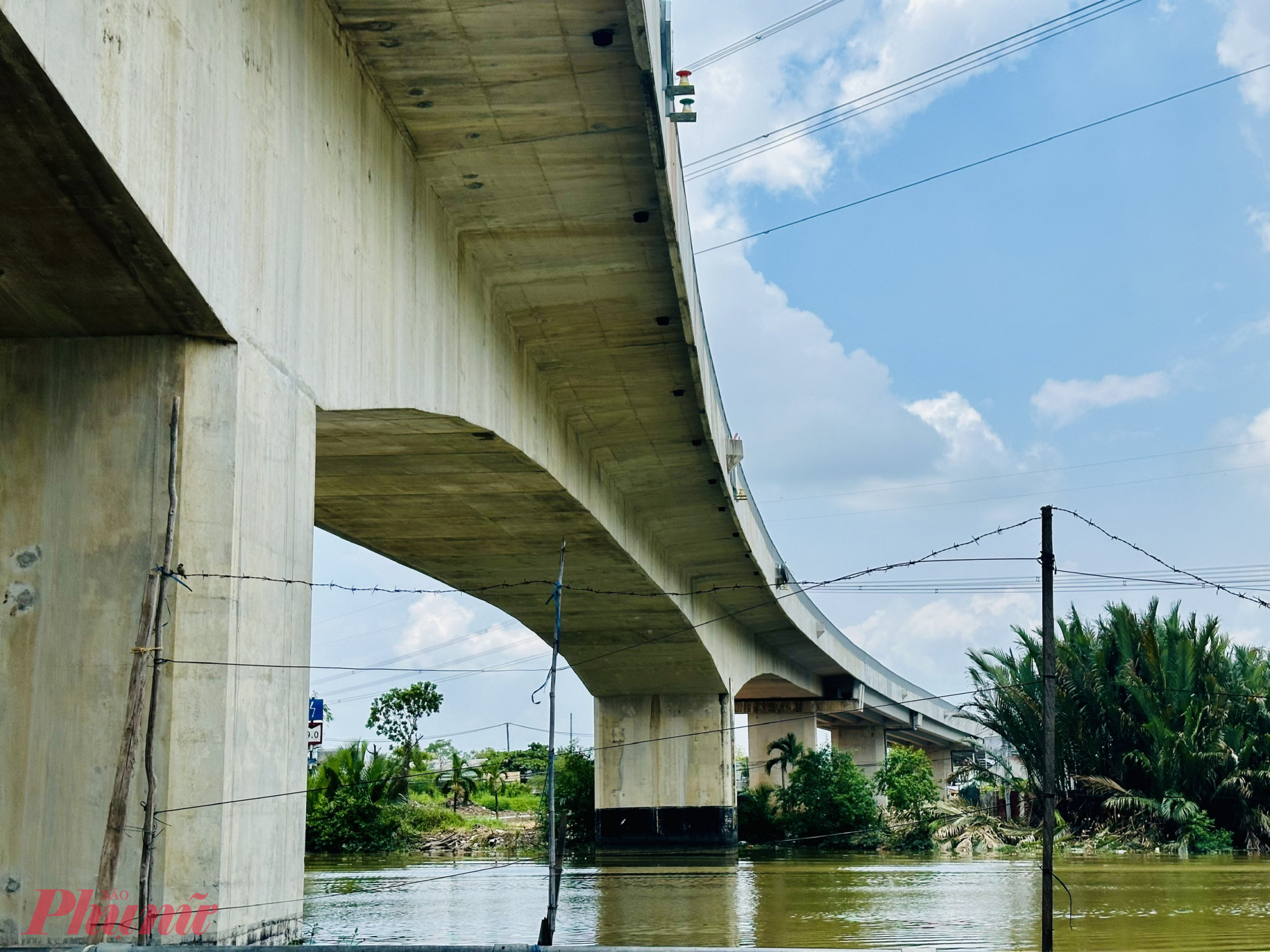 Tĩnh không cầu cao khoảng 7 m, giúp tàu thuyền di chuyển dễ dàng hơn.