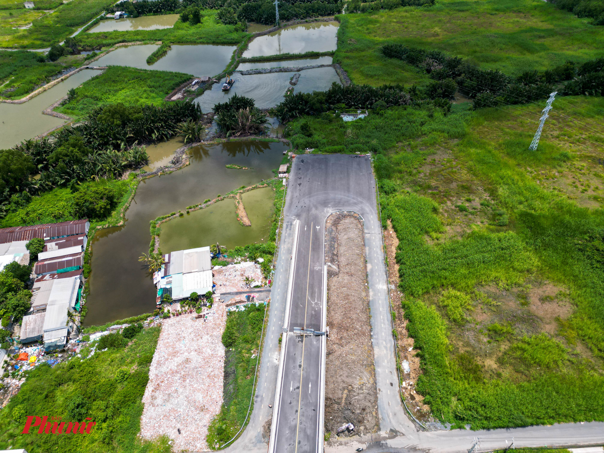 Đại diện UBND huyện Nhà Bè cho biết do đường kết nối với cầu Cây Khô đang chờ chủ trương đầu tư của TP, nên hiện cầu được kết nối tạm ra đường Nguyễn Văn Ràng