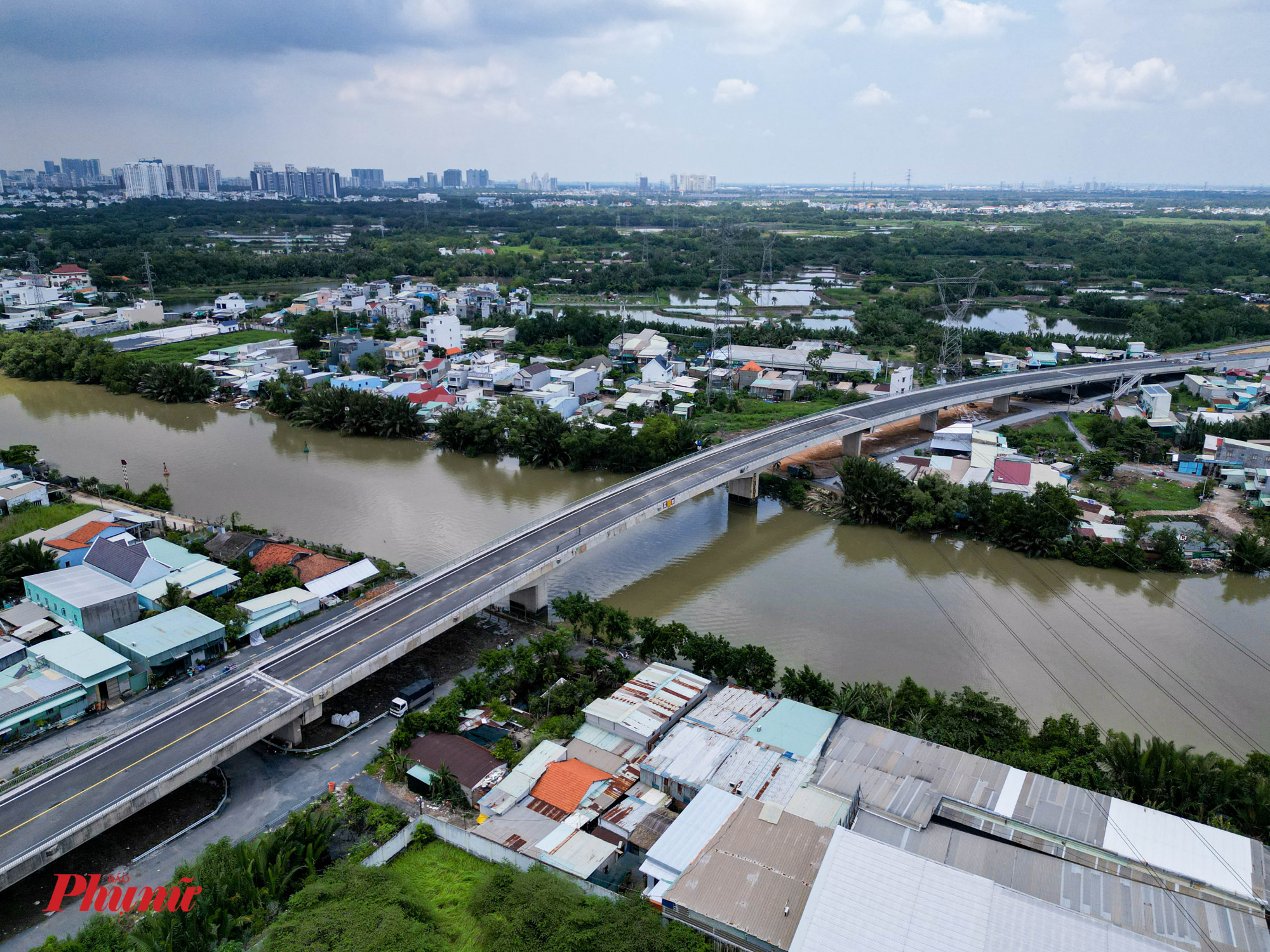 Dự án do Ban Quản lý đầu tư xây dựng khu vực Nhà Bè quản lý, khởi công vào năm 2018 với tổng mức đầu tư khoảng 500 tỉ đồng dự kiến hoàn thành năm 2023 nhưng trễ tiến độ do vướng mặt bằng và đến nay dự án đã thành hình.