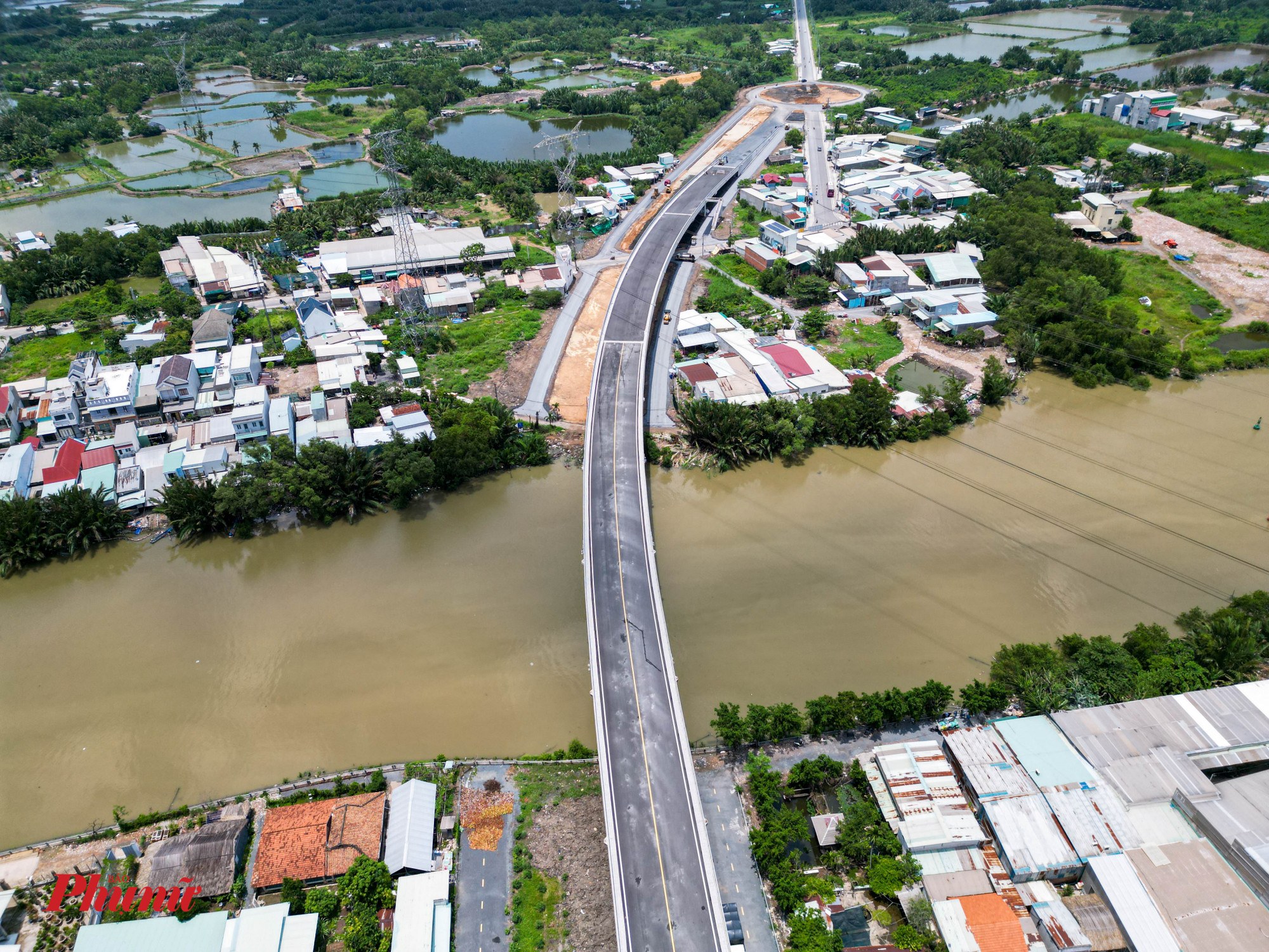 Dự án cầu Cây Khô  cơ bản đã hoàn thiện và được kỳ vọng sẽ giúp người dân khu vực hết cảnh di chuyển bằng đò hoặc di chuyển vòng hàng chục km suốt thời gian qua.