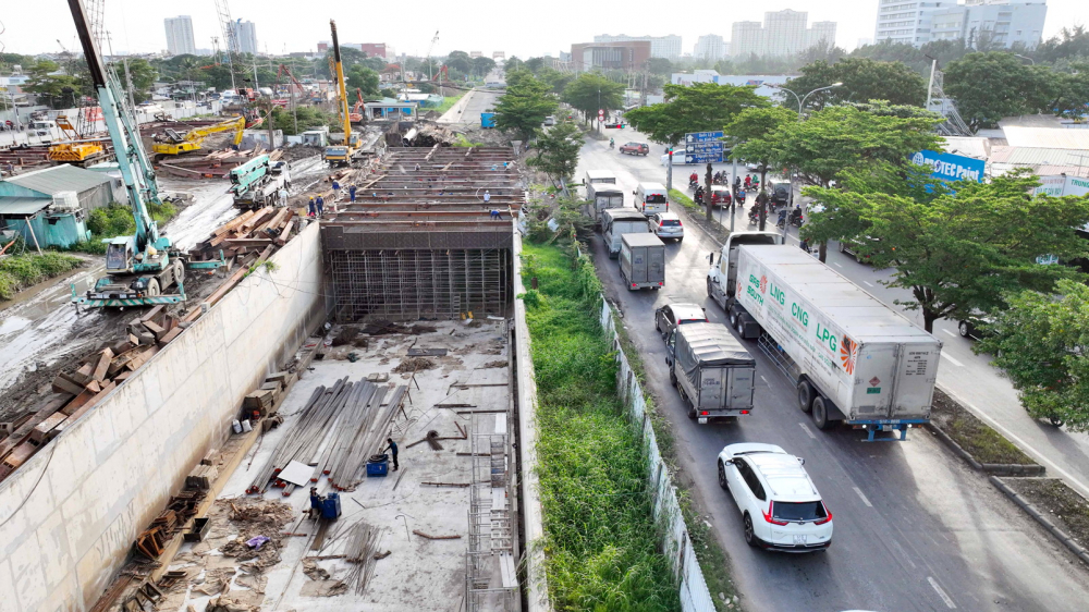 Thi công xây dựng nút giao Nguyễn Văn Linh - Nguyễn Hữu Thọ (quận 7, TPHCM) - ẢNH: VŨ QUYỀN 