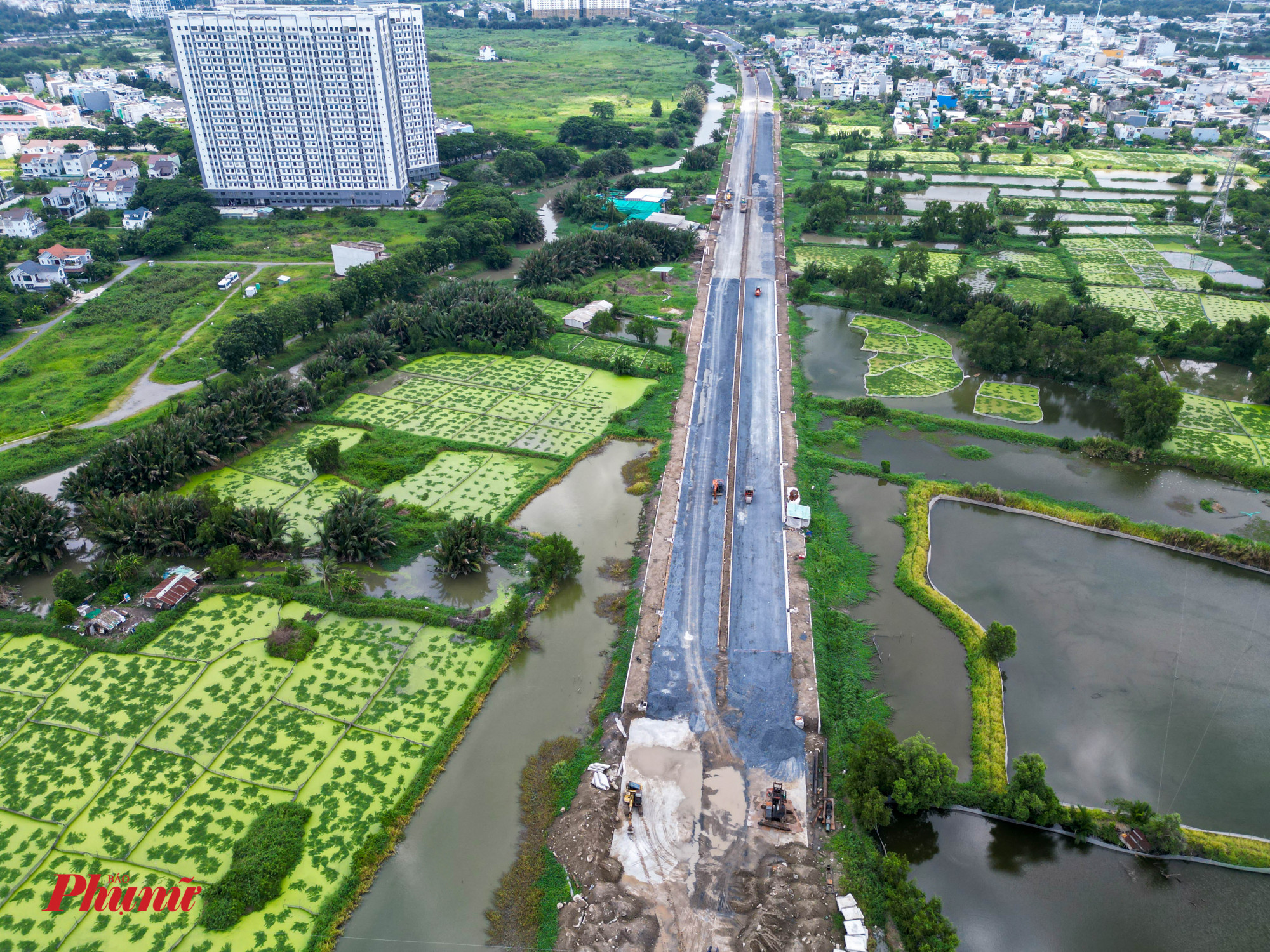 Dự án xây dựng, mở rộng Quốc lộ 50, huyện Bình Chánh do Ban Quản lý dự án đầu tư xây dựng các công trình giao thông TPHCM làm chủ đầu tư được khởi công cuối năm 2022, dự kiến hoàn thành vào cuối năm 2024.  Sau hơn 1 năm thi công, dự án đã đạt 48% khối lượng, dự kiến đường song hành và cầu Bà Lớn vào cán đích vào cuối năm nay. Còn phần mở rộng quốc lộ 50 hiện hữu, cầu Ông Thìn, cùng các hạng mục như chiếu sáng, cây xanh dự kiến hoàn thành vào cuối năm 2025.