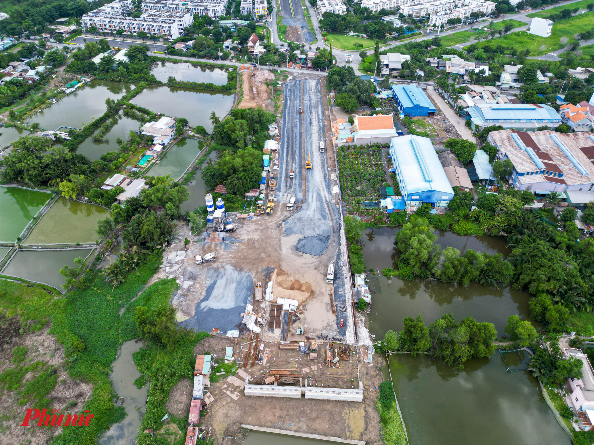 Ngược lại đoạn đường ngay Khu dân cư Phong Phú 4, giáp đường Trịnh Quang Nghị hiện vẫn còn khoảng 8 căn nhà ​chắn ngang toàn bộ mặt cắt ngang tuyến đường. 