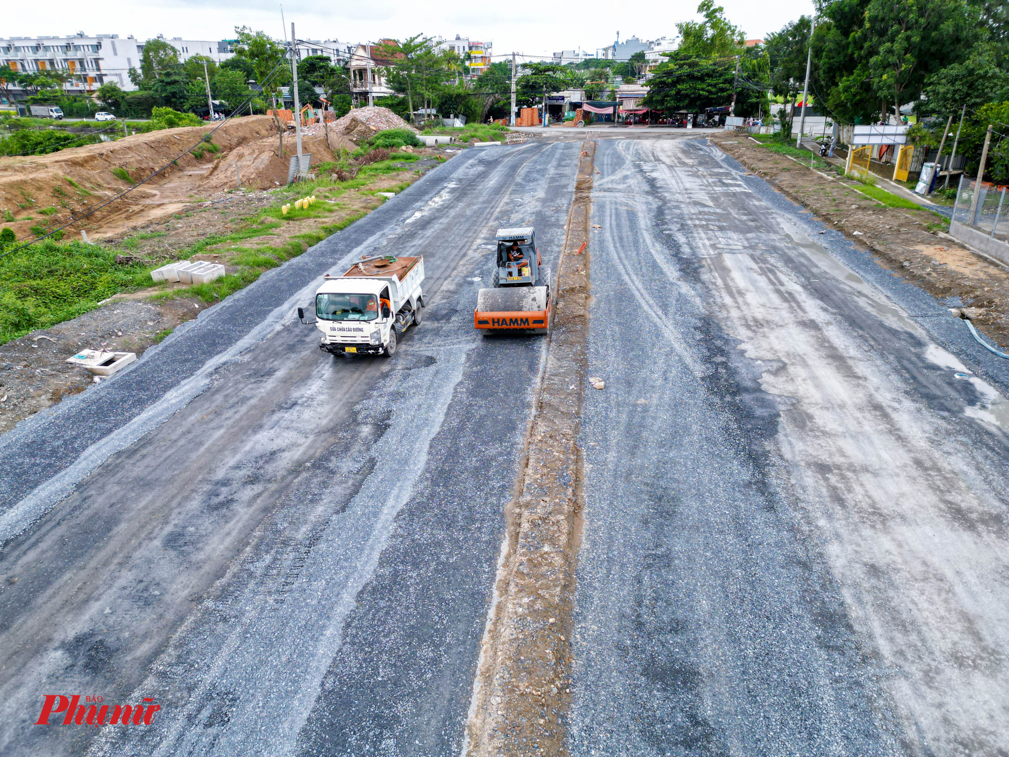 Công nhân, máy móc tiếp tục cán đường chuẩn bị trải nhựa các phần đường còn lại.