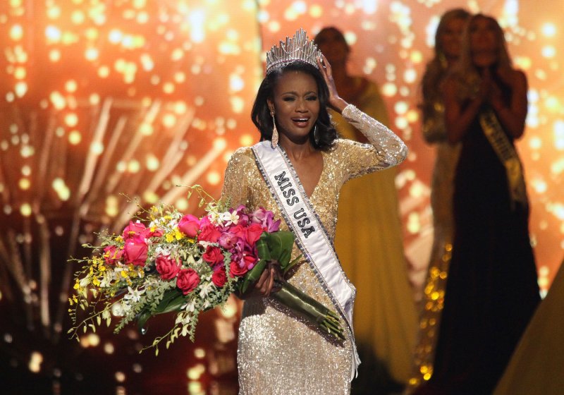 Deshauna Barber là Miss USA 2016. Cùng năm này, cô thi Hoa hậu Hoàn vũ tại Philippines, lọt top 9 chung cuộc. Người đẹp cao 1m78, sinh ra ở bàng Georgia, nhưng thời điểm dự thi cô đại diện Washington DC. 