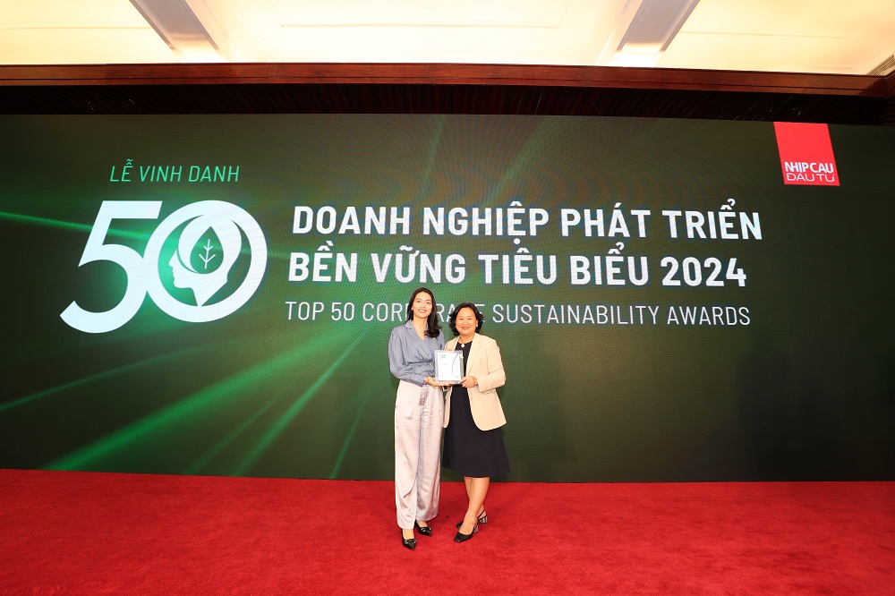 Đại diện Công ty Mondelez Kinh Đô Việt Nam nhận giải thưởng “Top 50 doanh nghiệp phát triển bền vững 2024” của khối doanh nghiệp có vốn đầu tư nước ngoài (FDI) - Ảnh: Mondelez Kinh Đô