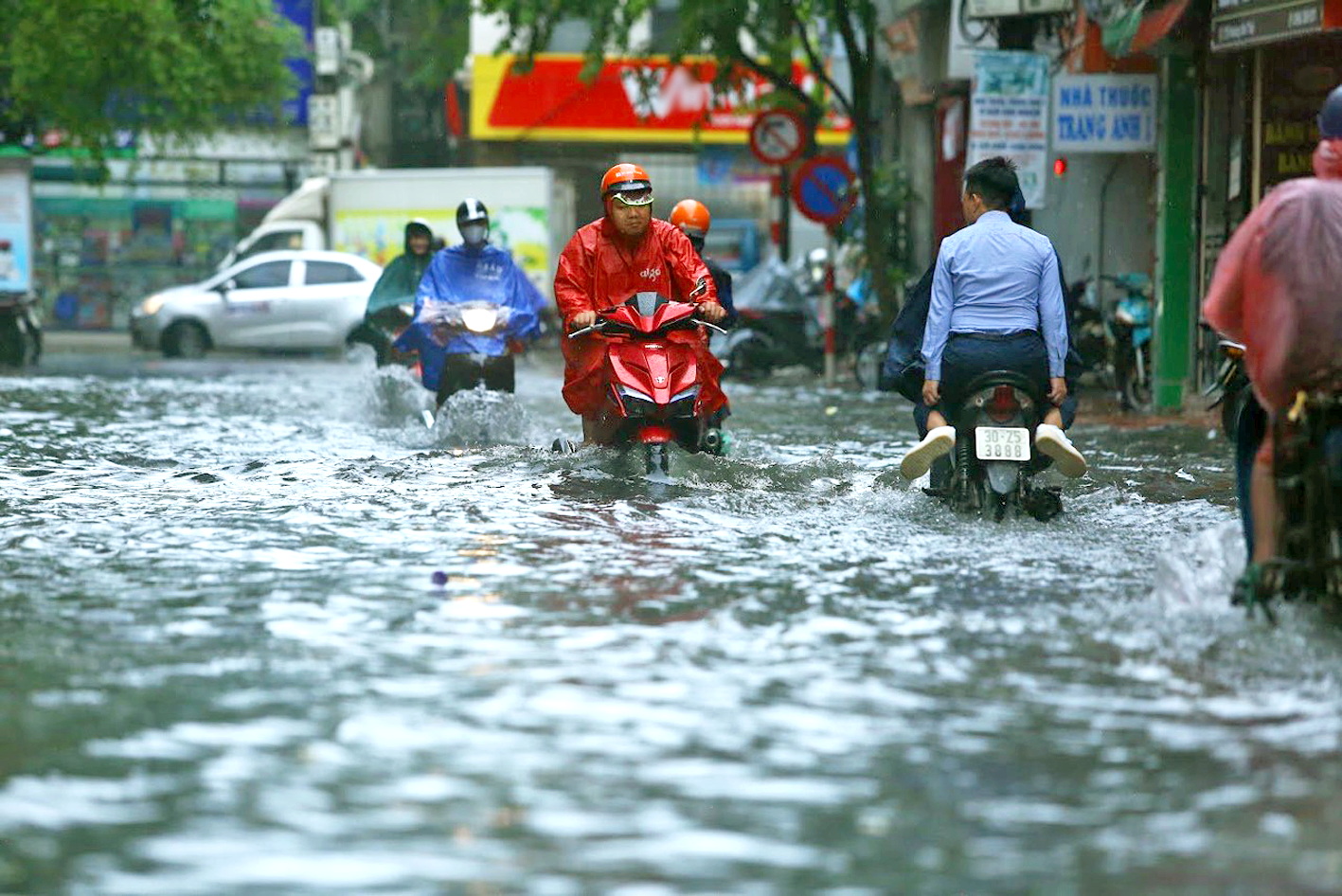 Nước ngập trên phố Hoàng Văn Thái, quận Thanh Xuân - ẢNH: BẢO KHANG