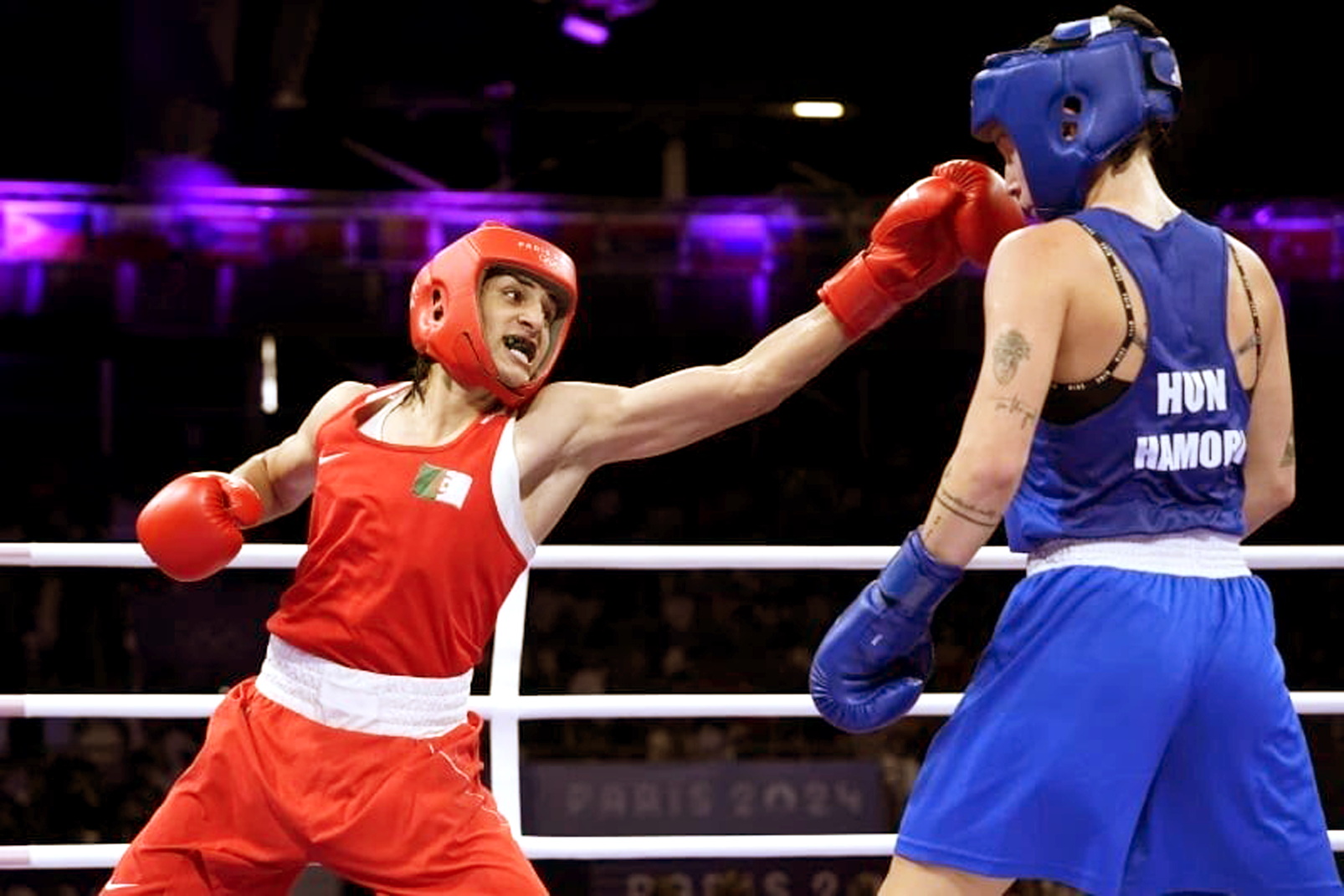 Imane Khelif (trái) đấu với Anna Hamori trong trận tứ kết quyền anh hạng cân 66kg nữ tại Olympic Paris 2024, vào ngày 3/8 tại Paris, Pháp - Nguồn ảnh: AP