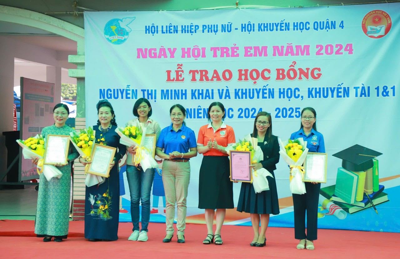 Đại diện Ban tổ chức lễ trao học bổng trao hoa và thư cảm hơn đến những nhà hảo tâm, các đơn vị tài trợ 