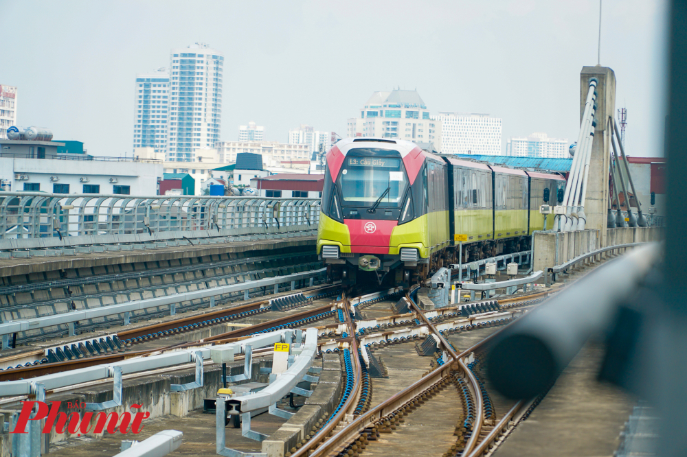 Mỗi đoàn tàu có 4 toa do Alstom (Pháp) sản xuất, sử dụng động lực phân tán với động cơ đặt dưới gầm tàu, chạy bằng điện công suất 750V DC được cấp ở đường ray thứ ba để đảm bảo tính an toàn, tính ổn định và mỹ quan đô thị, theo tiêu chuẩn an toàn của thế giới.