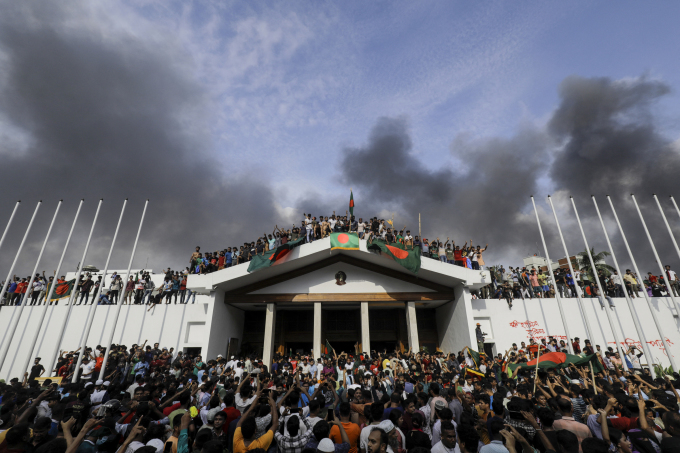 Người biểu tình xông vào Phủ Thủ tướng ở thủ đô Dhaka, Bangladesh ngày 5/8. Ảnh: AFP