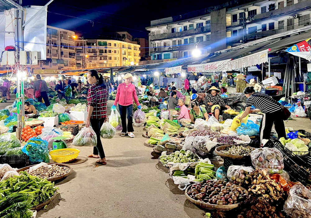 Đằng sau khung cảnh náo nhiệt về đêm của chợ Đầm  là những con người kiên cường vượt lên số phận