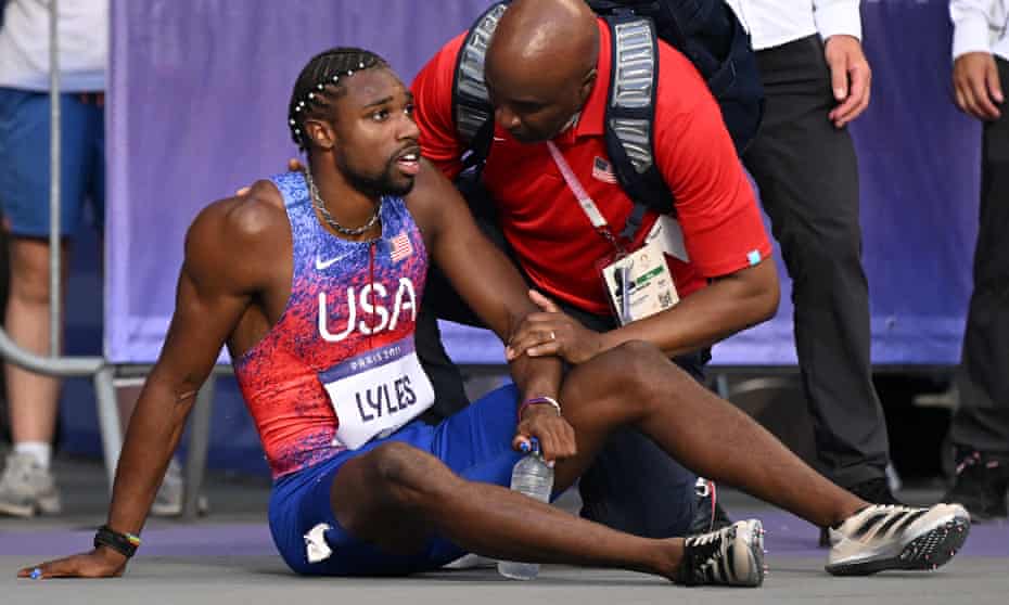 Noah Lyles cần chăm sóc y tế sau khi giành HCĐ nội dung 200m nam, ngày 8/8 - Ảnh: Guardian