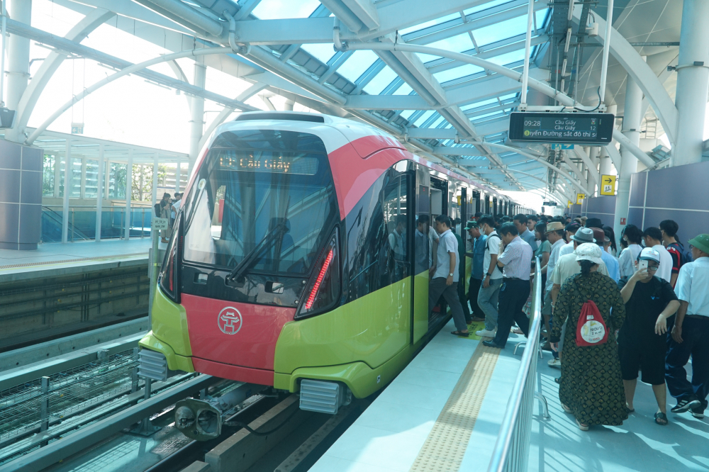 Thay vì sử dụng thẻ nhựa hình chữ nhật như tàu Cát Linh - Hà Đông, tuyến Metro Nhổn - Ga Hà Nội sử dụng một đồng xu nhỏ in hình logo của TP Hà Nội.