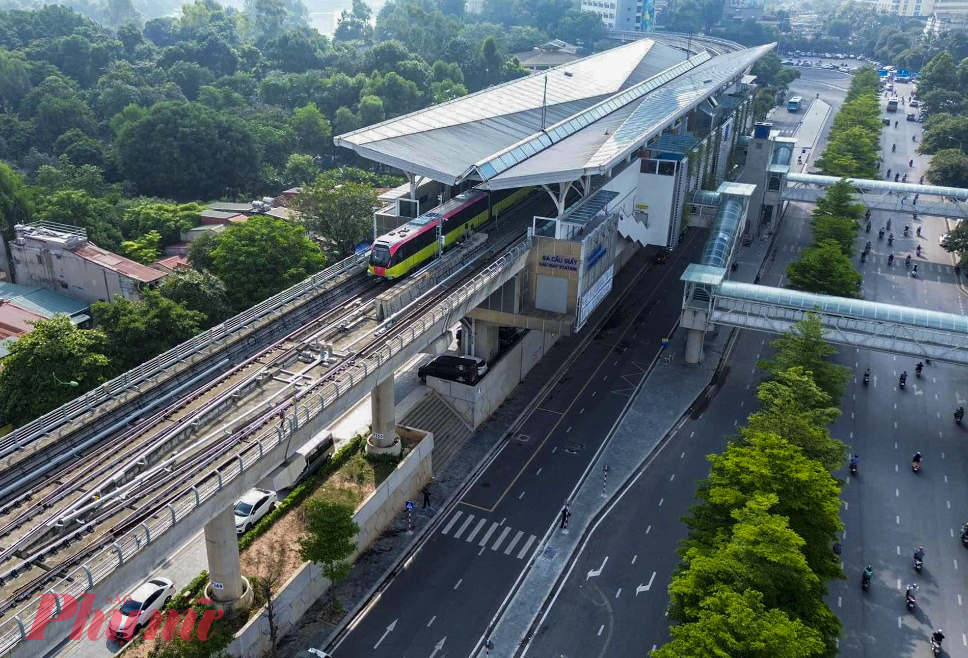 Toàn tuyến đường sắt đô thị metro Nhổn - Ga Hà Nội dài 12,5km với tổng mức đầu tư 34.826 tỷ đồng từ nguồn vốn ODA. Trong đó, đoạn trên cao (Nhổn - Cầu Giấy) dài 8,5km và đoạn đi ngầm (Cầu Giấy - ga Hà Nội) dài 4 km. Theo kỳ vọng, khi đưa vào khai thác, tuyến đường sắt đô thị thứ 2 này của Hà Nội sẽ giảm ùn tắc giao thông cho Thủ đô khi đi qua những tuyến phố đông đúc như quốc lộ 32, Xuân Thủy, Cầu Giấy.