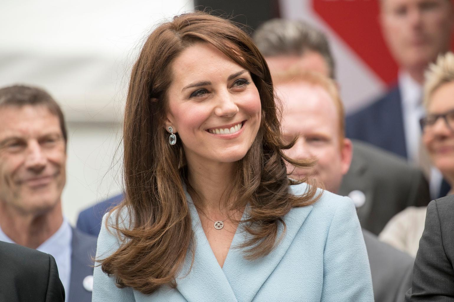 Vương phi Kate Middleton: Để có được làn da ít nếp nhăn so với độ tuổi ngoài 40, vương phi xứ Wales sử dụng liệu pháp chăm sóc da bằng nọc ong có tác dụng tương tự như một loại botox tự nhiên, giúp da căng bóng, trẻ hóa. Về vóc dáng, dù đã trải qua 3 lần sinh nở nhưng số đo vòng eo của Kate không xa số đo chuẩn mực 60 cm. Sau khi sinh Hoàng tử George, Kate đã áp dụng chế độ ăn kiểu Địa Trung Hải với nguyên tắc chính là ăn nhiều rau củ quả cùng chất béo tốt từ các loại hạt, cá biển. Ngoài ra, vương phi cũng chăm chỉ rèn luyện thể chất, cô thích bơi lội, đạp xe, yoga và quần vợt.