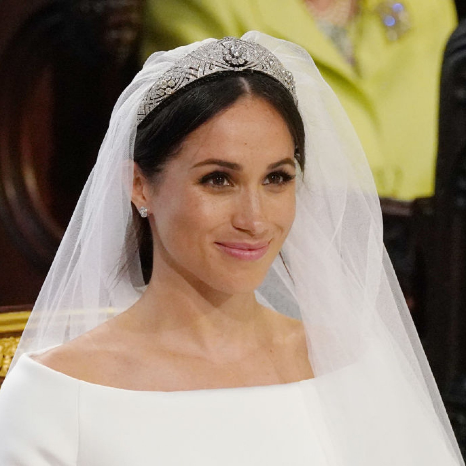 Công nương Meghan Markle: Khác với chị dâu Kate, công nương Meghan Markle sở hữu vẻ đẹp khỏe khoắn cùng phong cách thanh lịch. Cô từng cho biết bí quyết dưỡng da không thể thiếu là sử dụng tinh dầu tràm trà, có tác dụng trị mụn, kháng viêm và kiềm dầu hiệu quả. Nhờ sản phẩm này mà công nương Meghan có được làn da nâu quyến rũ, khỏe khoắn. Ngoài ra, nữ công tước xứ Sussex rất quan tâm đến sắc vóc bản thân, ưu tiên việc tập mỗi ngày với các bộ môn như pilates, chạy và yoga. Đây cũng là phương pháp giúp người đẹp trở nên khoẻ khoắn, tràn đầy năng lượng.