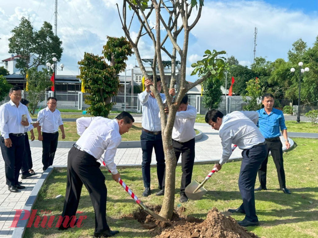 Các đại biểu tham gia trồng cây xanh ngoài khuôn viên Trung tâm điều dưỡng người có công tỉnh Đồng Tháp - Ảnh: C.T.