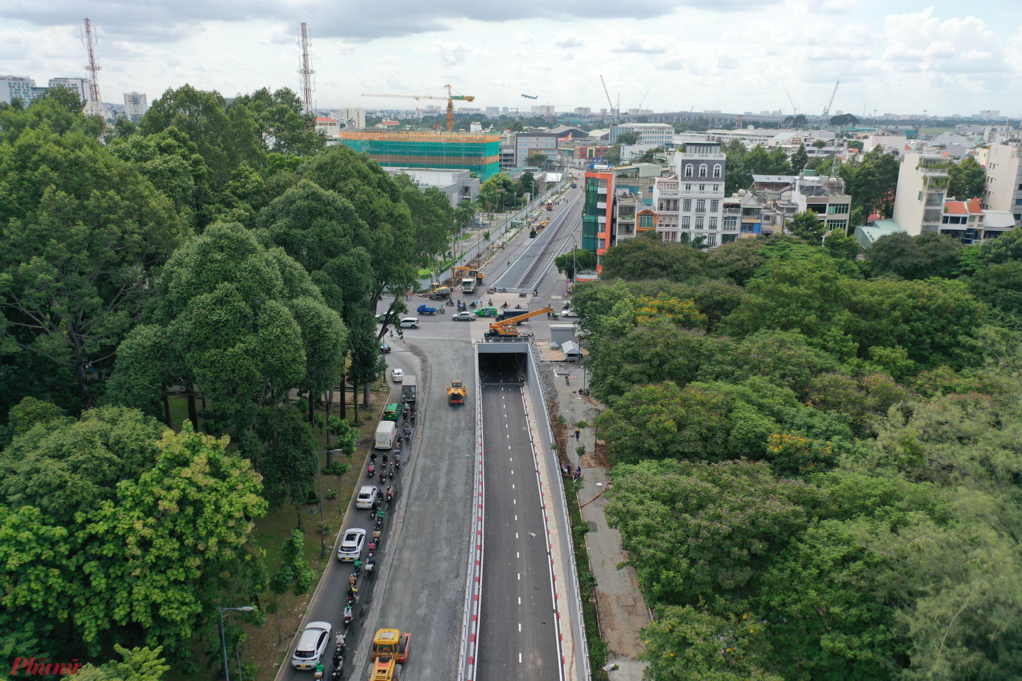 Sau hơn một năm thi công, hầm chui của nút giao Phan Thúc Duyện - Trần Quốc Hoàn (quận Tân Bình, TPHCM) đã hoàn thành và chuẩn bị thông xe vào ngày mai.