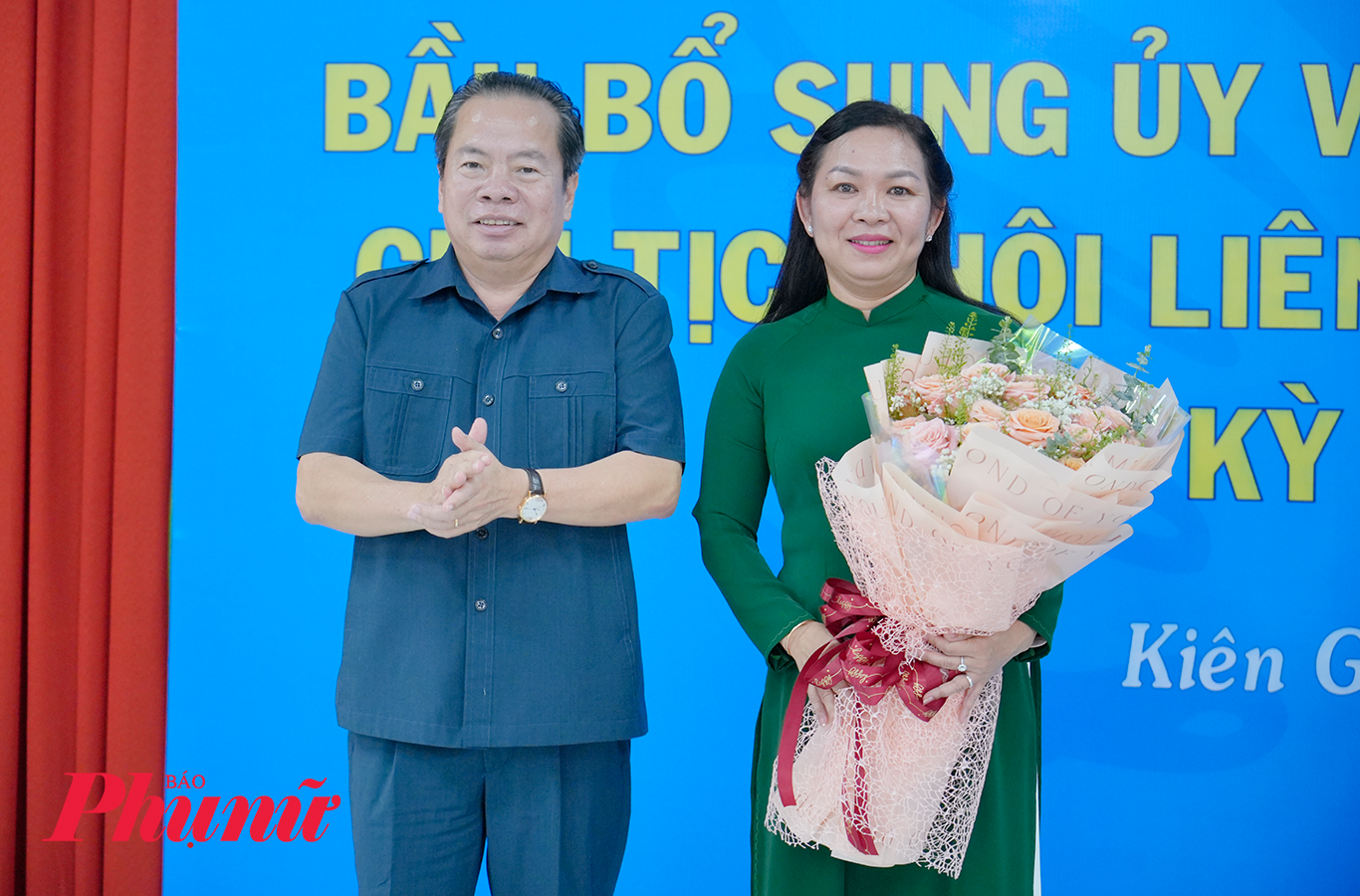 Ông Mai Văn Huỳnh – Phó Bí thư Thường trực Tỉnh ủy Kiên Giang trao quyết định cho bà Lý Anh Thư giữ chức Chủ tịch Hội LHPN Kiên Giang