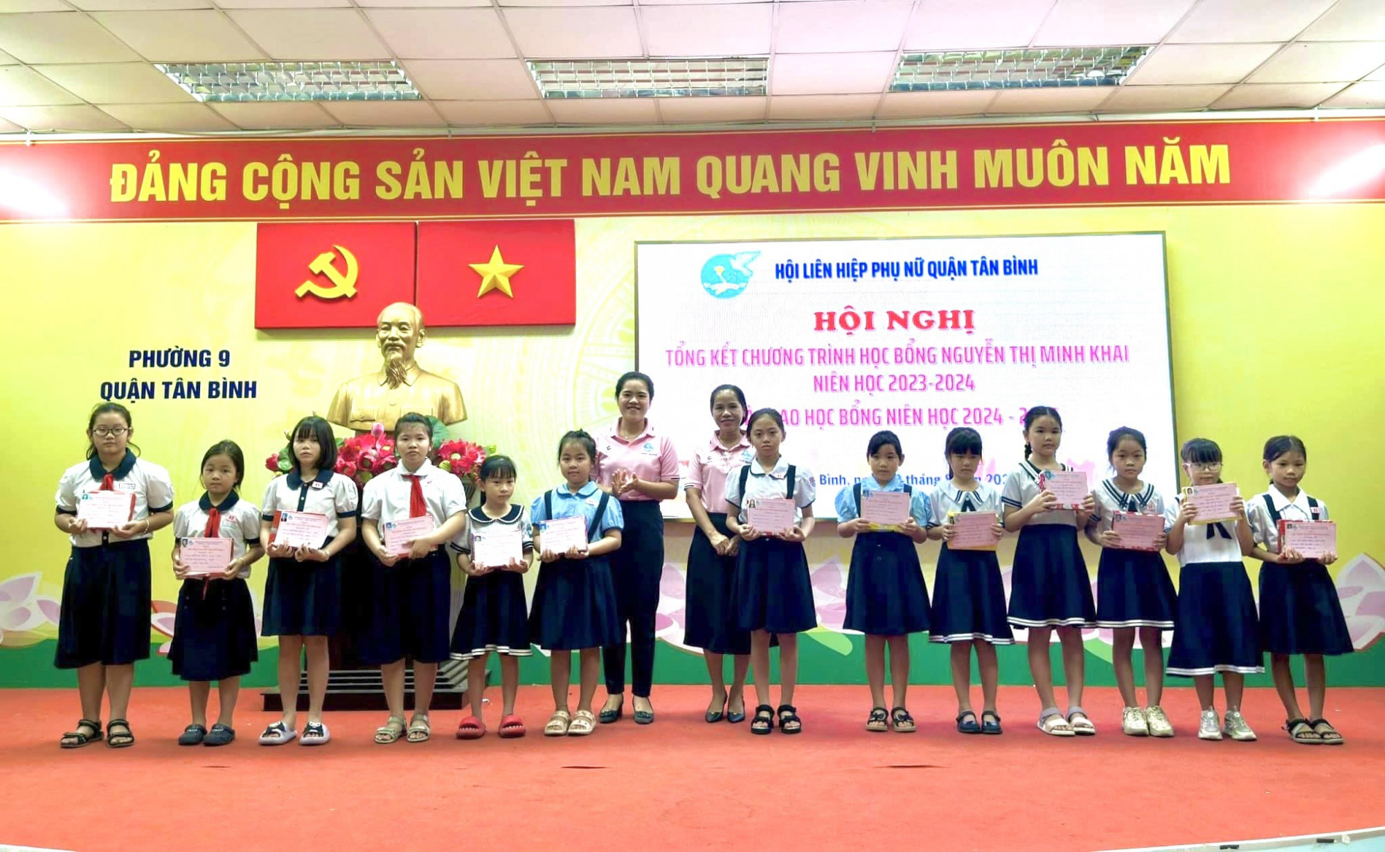 Hội LHPN quận Tân Bình trao 82 suất học bổng Nguyễn Thị Minh Khai năm học 2024 - 2025.