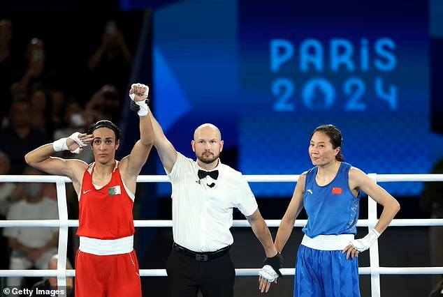 Sau khi đánh bại võ sĩ Trung Quốc Yang Liu, võ sĩ quyền Anh Imane Khelif đã giành huy chương vàng Olympic tại Paris vào tối 9/8 - Ảnh: Getty Images