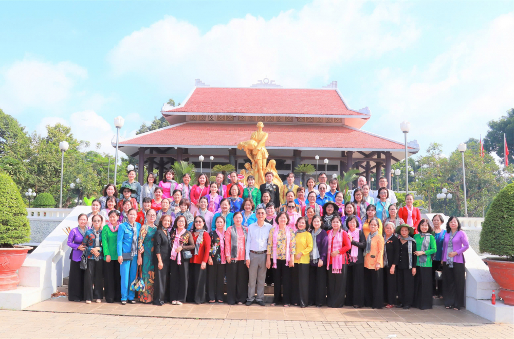 Đại biểu dâng hương, dâng hoa và cùng chụp hình lưu niệm tại Đền tưởng niệm Bến Nọc. 