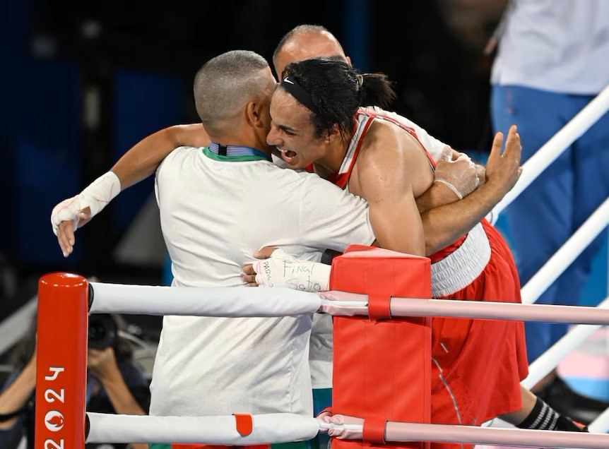 Imane Khelif ôm chầm lấy huấn luyện viên của mình sau khi giành huy chương vàng - Ảnh: Getty Images/Sebastian Kahnert