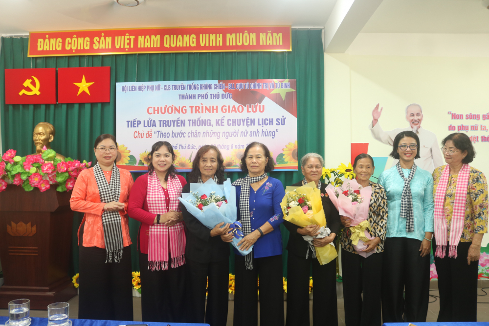 Ban tổ chức tặng hoa tri ân các nữ thương binh, cựu tù chính trị đã dành thời gian tham gia giao lưu, chia sẻ câu chuyện lịch sử với chị em cán bộ, hội viên phụ nữ.