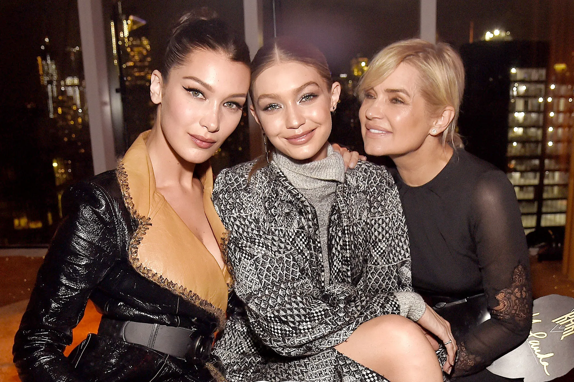 Gigi Hadid và Bella Hadid là con gái của ''chân dài'' đình đám thập niên 90 Yolanda Foster, bố là thương gia giàu có. Sinh ra trong gia đình thượng lưu, thừa hưởng mọi nét đẹp của mẹ, chị em Hadid sớm bước chân vào làng thời trang và trở thành ngôi sao sàn catwalk được săn đón nhất hiện nay.