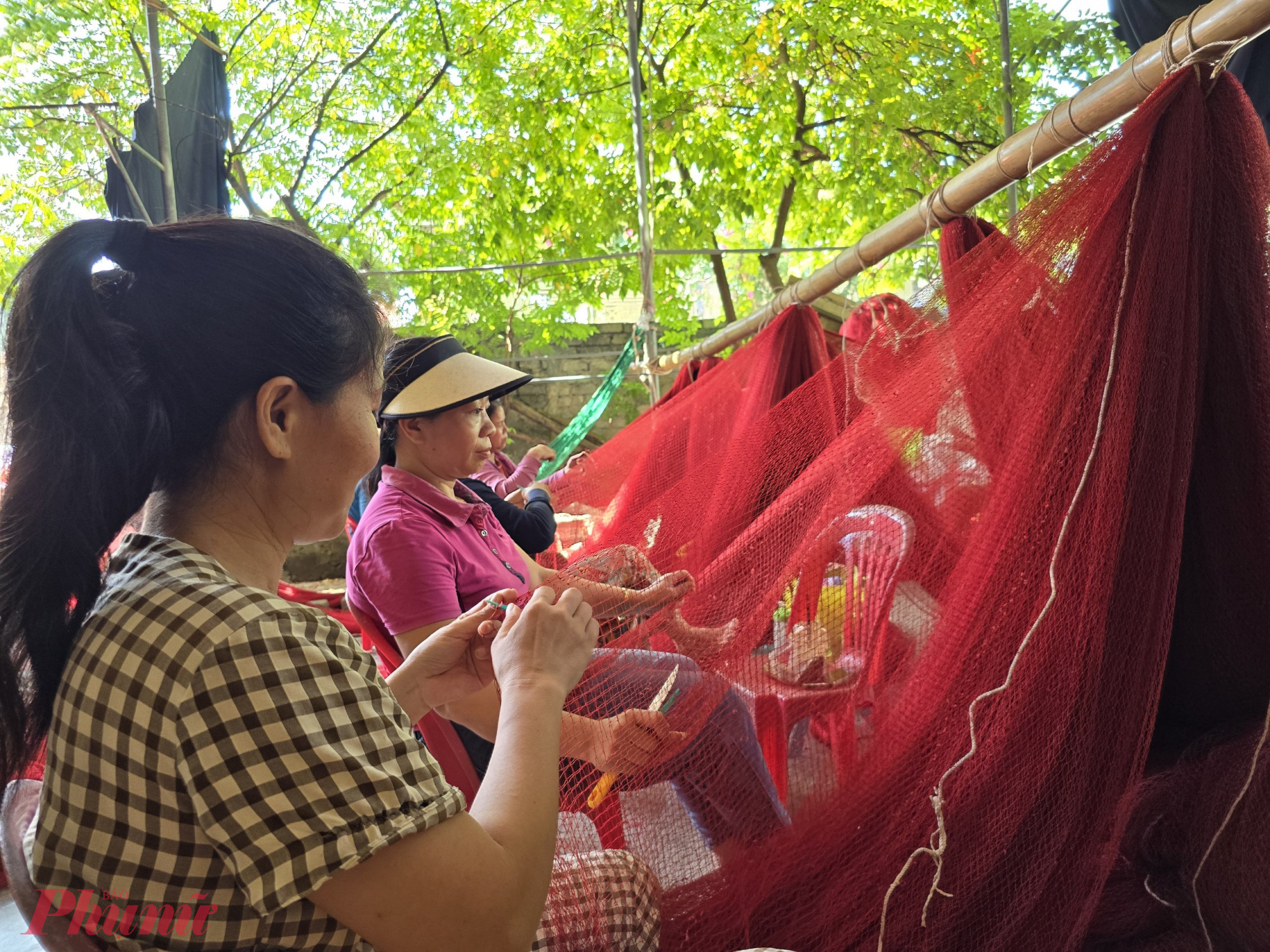 Hơn 30 năm bó với công việc đan lưới, từ chỗ là thợ đan thuê, đến nay chị Trần Thị Oanh đã trở thành bà chủ cơ sở vá lưới vây lớn của xã Quỳnh Long. Hiện cơ sở của chị có 20 chị em trong xóm tham gia làm nghề. Công việc chủ yếu tập trung từ tháng 3-10, thời điểm tàu thuyền ra khơi nhiều.