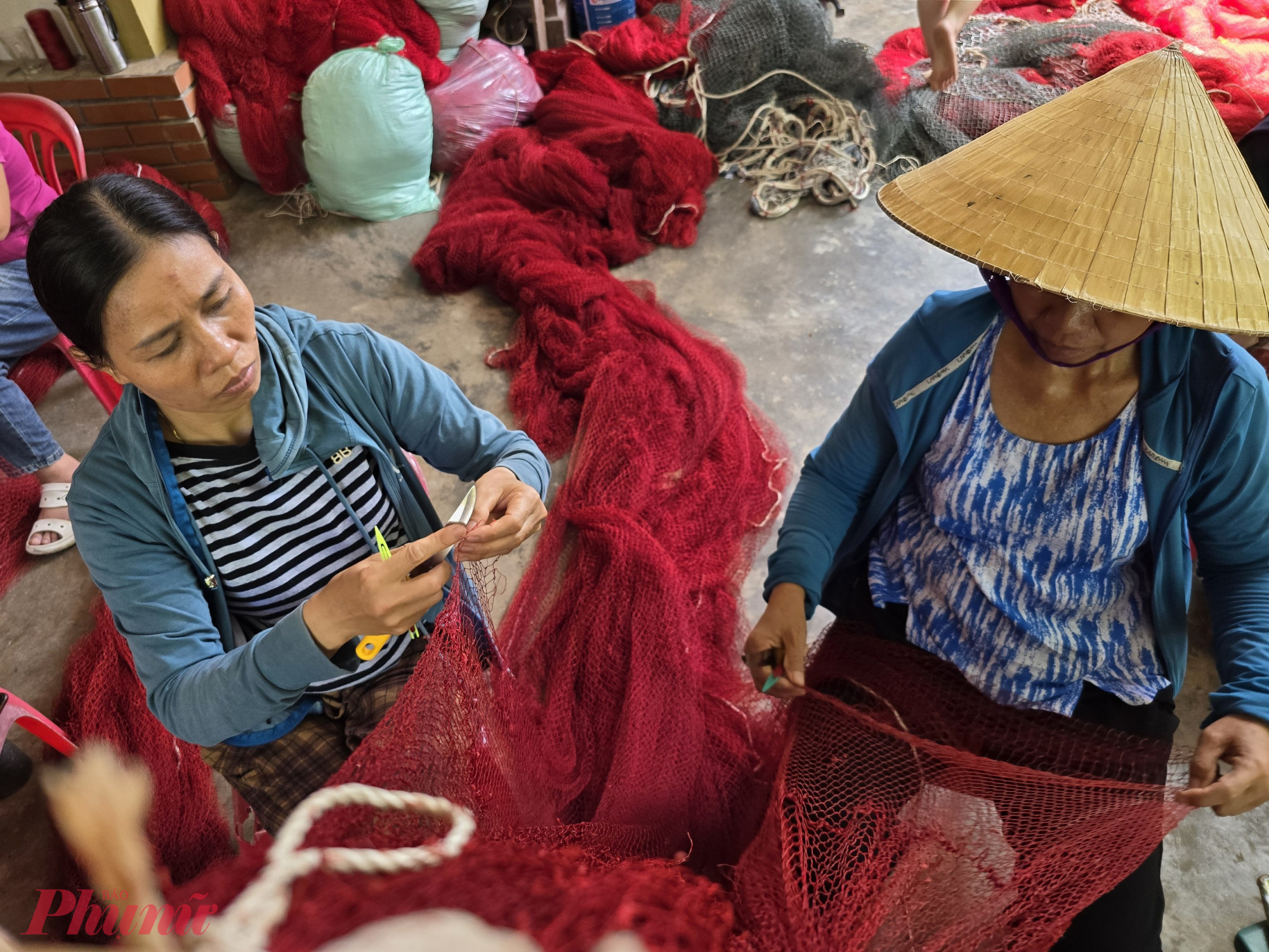 “Nếu như trước đây việc làm không hết, nhiều khi chị em còn phải tranh thủ làm đêm cho kịp thì giờ tháng chúng tôi cũng chỉ làm khoảng 20 ngày thôi” - bà Thanh nói.